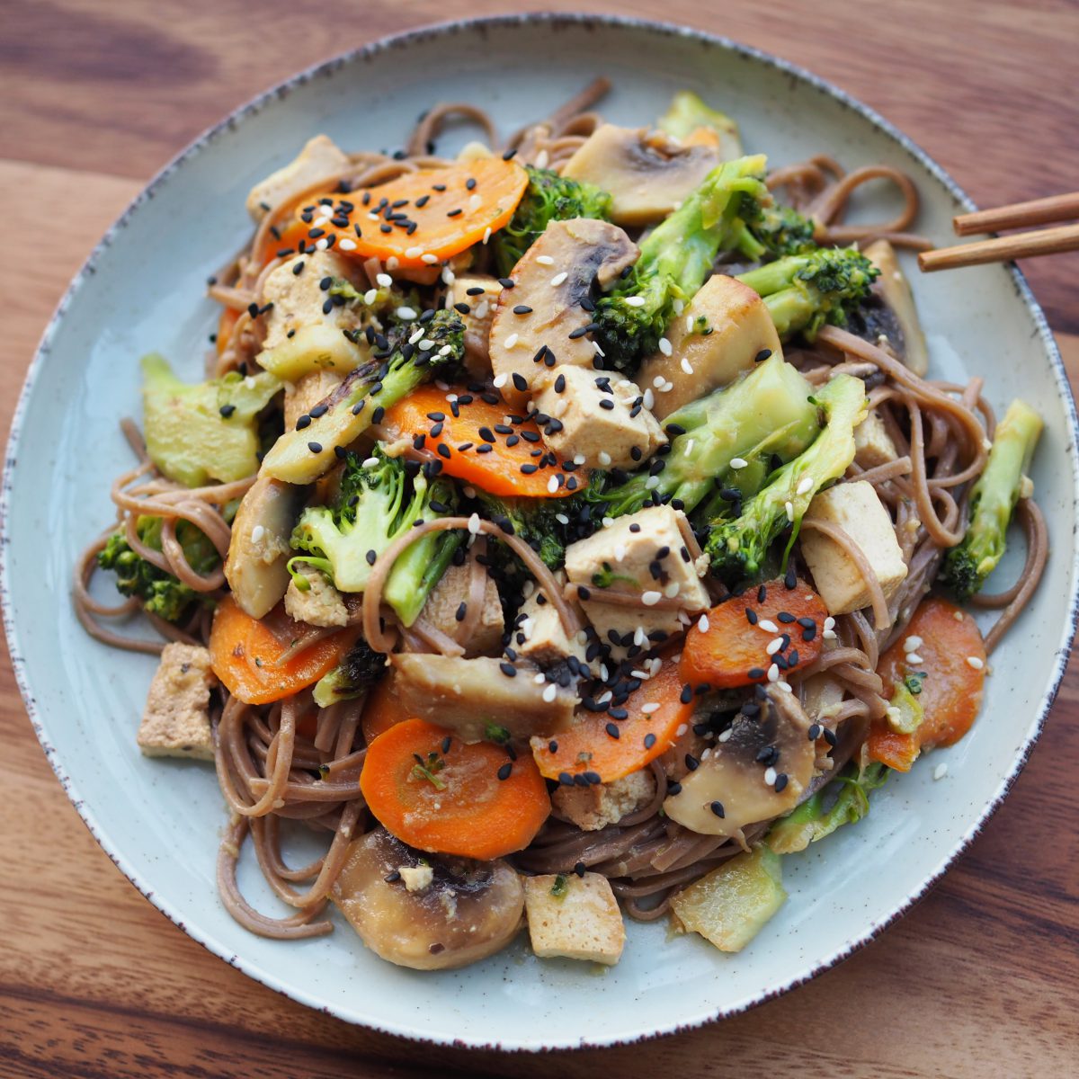 Makaron z tofu i warzywami w sosie teryiaki Warzywizm