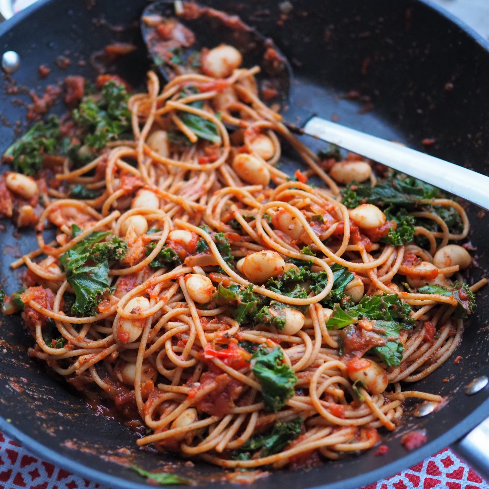Pomidorowe spaghetti z fasolą i jarmużem