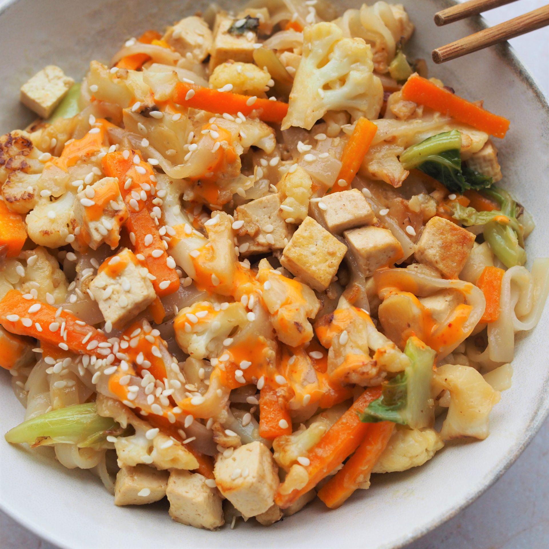 Makaron ryżowy z kalafiorem i tofu