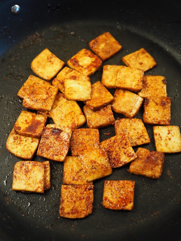 Purée ziemniaczane z brukselką i tofu-skwarkami