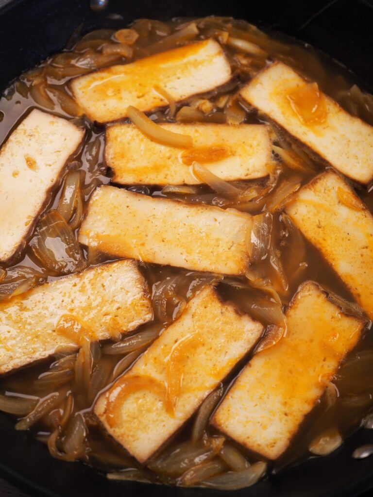 Tofu w sosie cebulowym