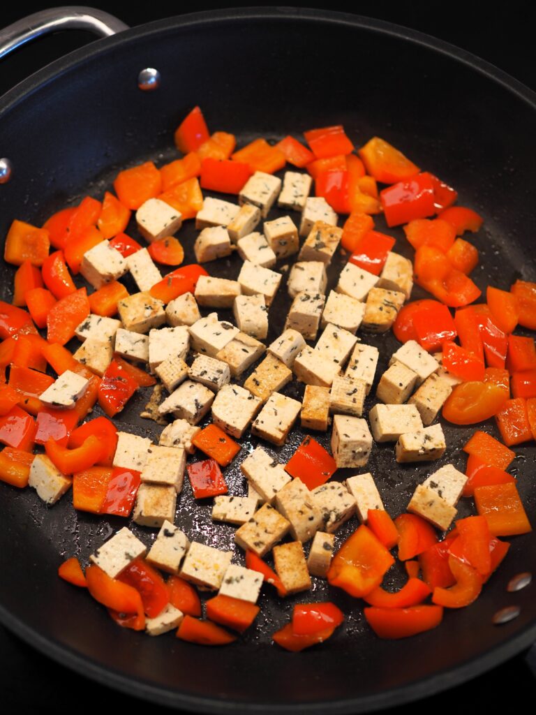 Walentynkowe tofu z papryką i pomidorkami cherry