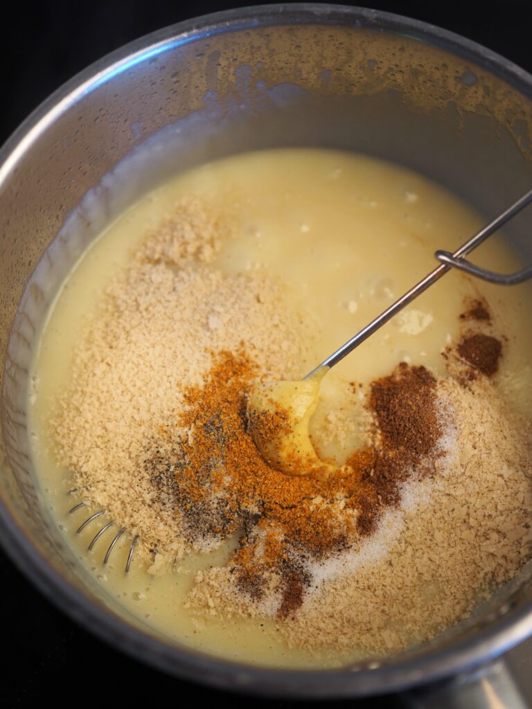 Młoda kapusta w beszamelu z tofu-skwarkami