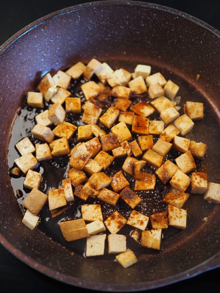 Młoda kapusta w beszamelu z tofu-skwarkami