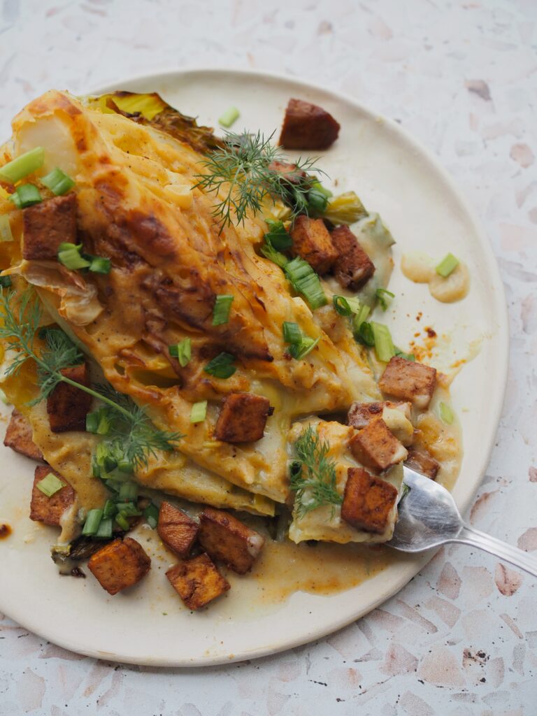 Młoda kapusta w beszamelu z tofu-skwarkami