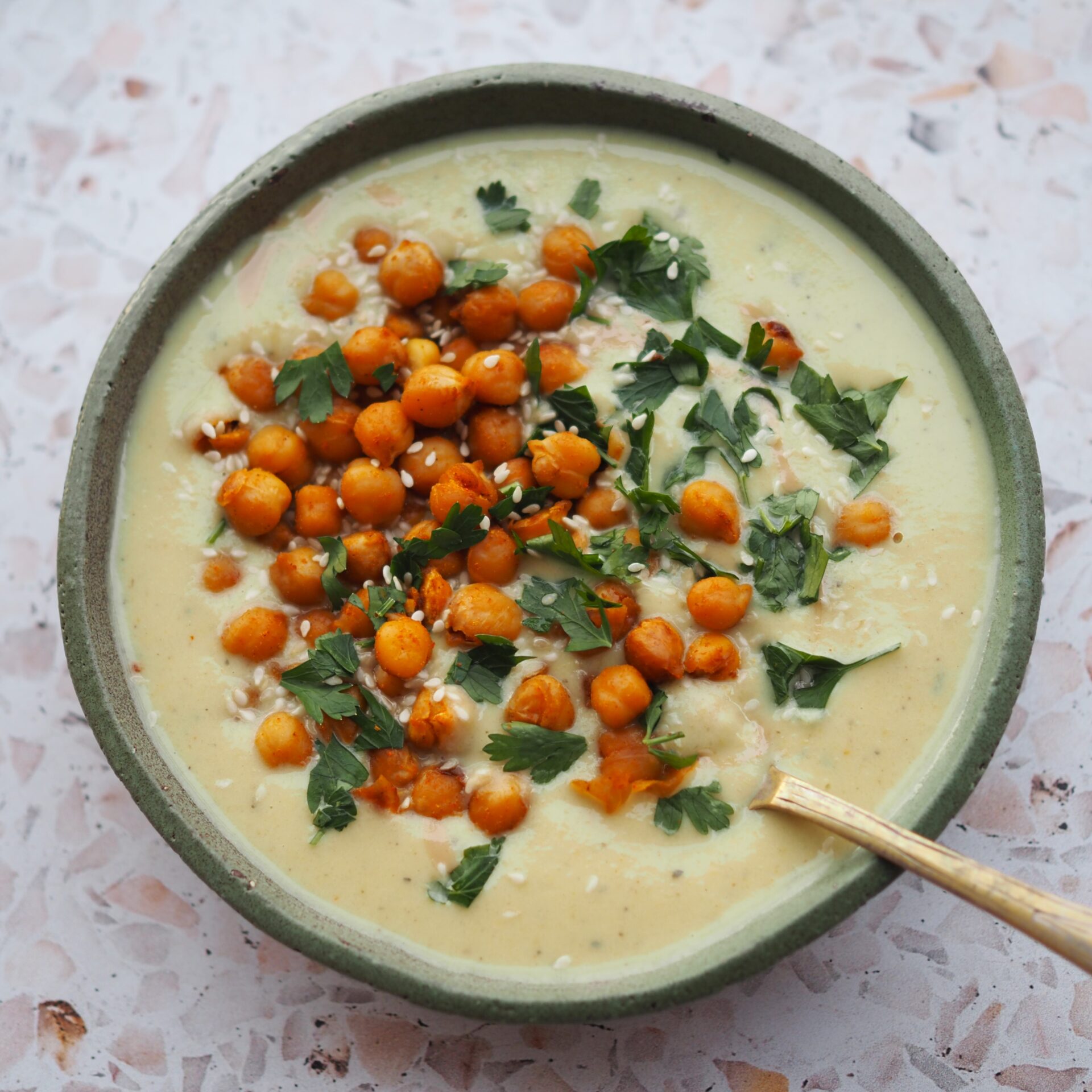 Krem z cukinii z tahini prażoną ciecierzycą