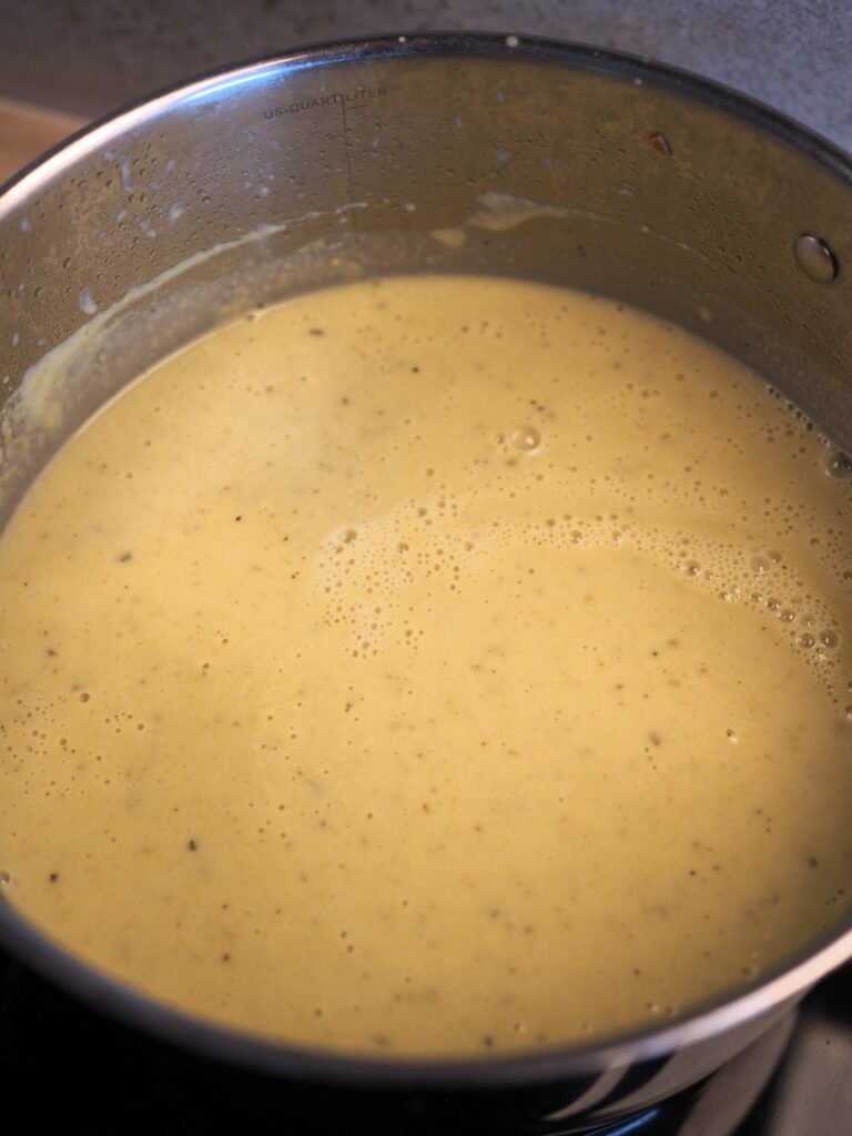 Krem z cukinii z tahini prażoną ciecierzycą
