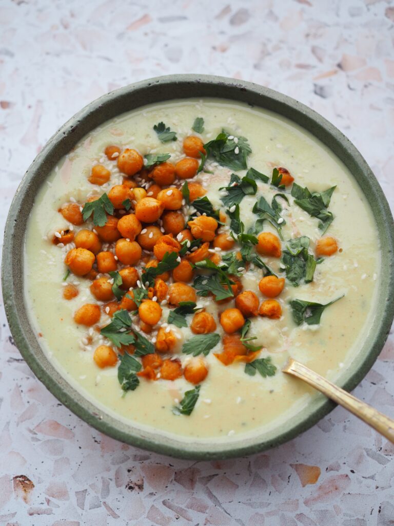 Krem z cukinii z tahini prażoną ciecierzycą