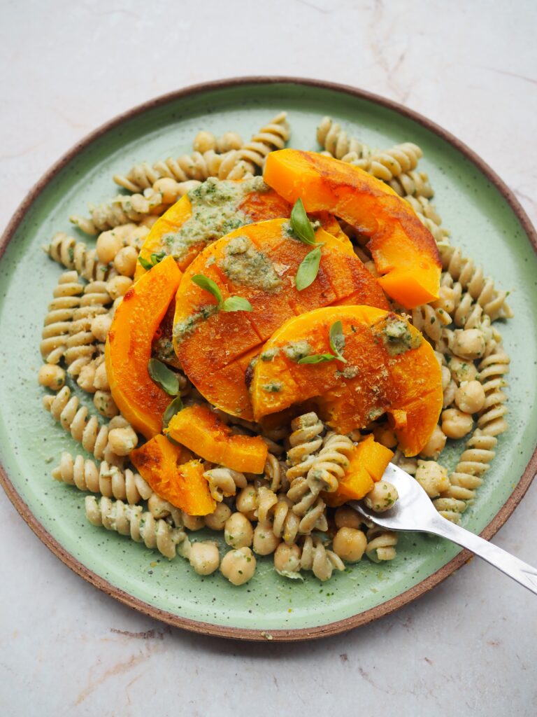 Makaron z pieczoną dynią i pesto bazyliowym