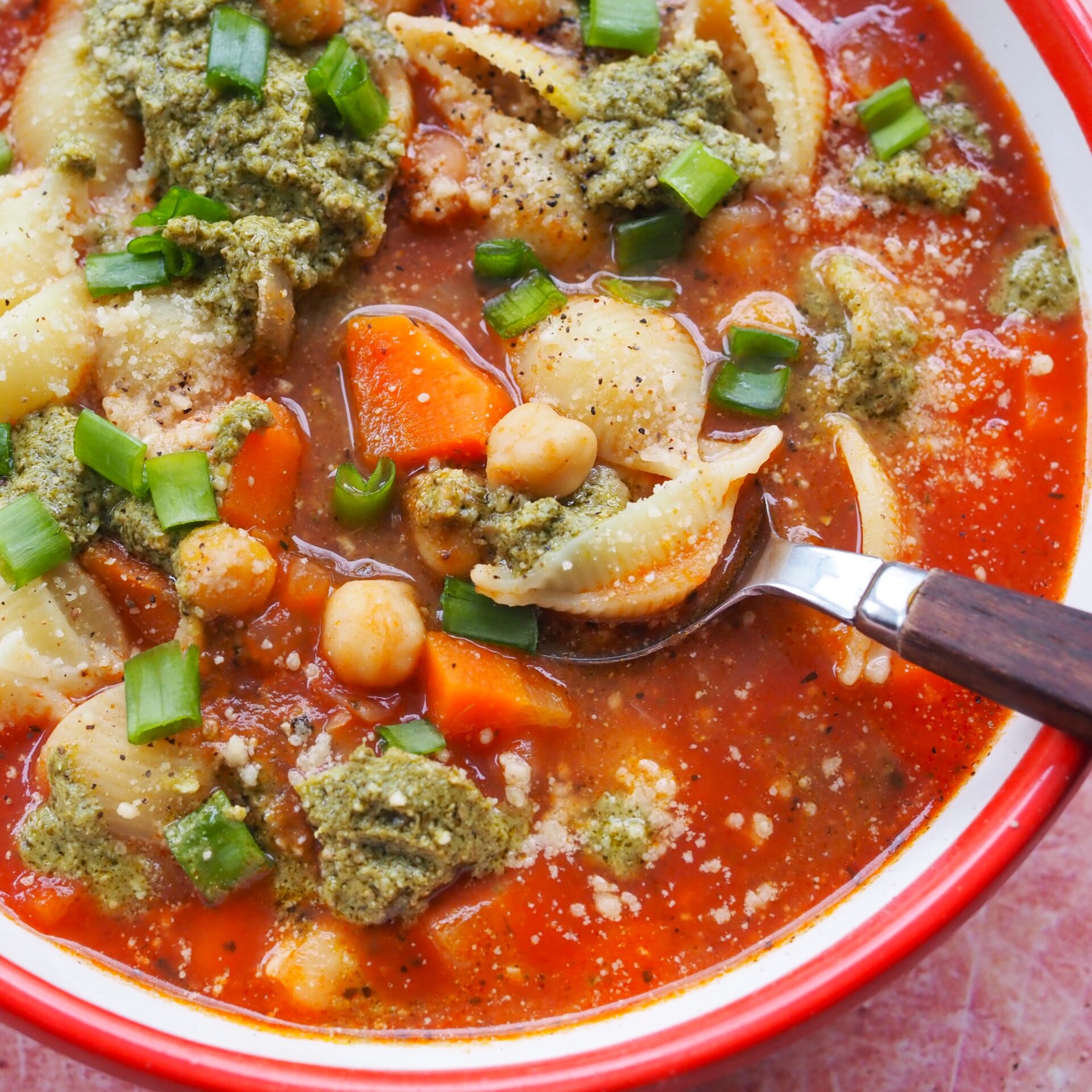 Zupa pomidorowa z ciecierzycą i pesto