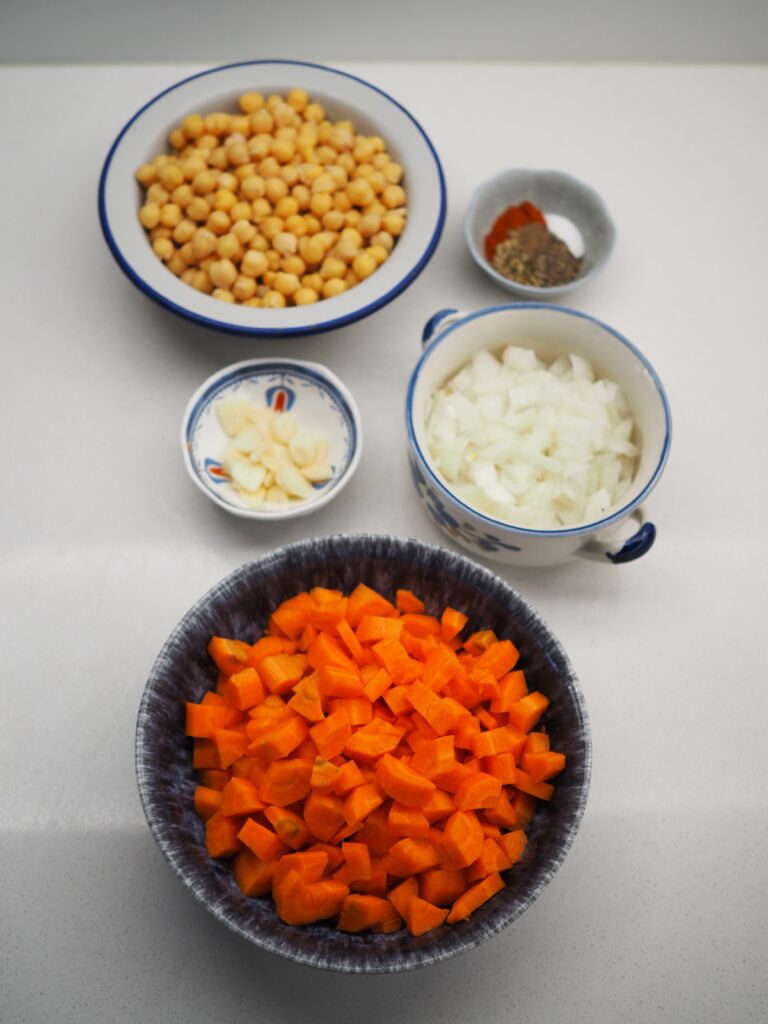 Zupa pomidorowa z ciecierzycą i pesto