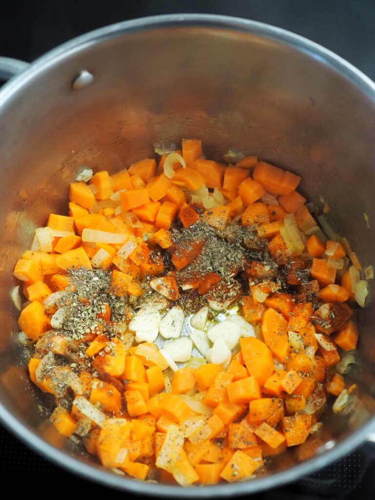 Zupa pomidorowa z ciecierzycą i pesto