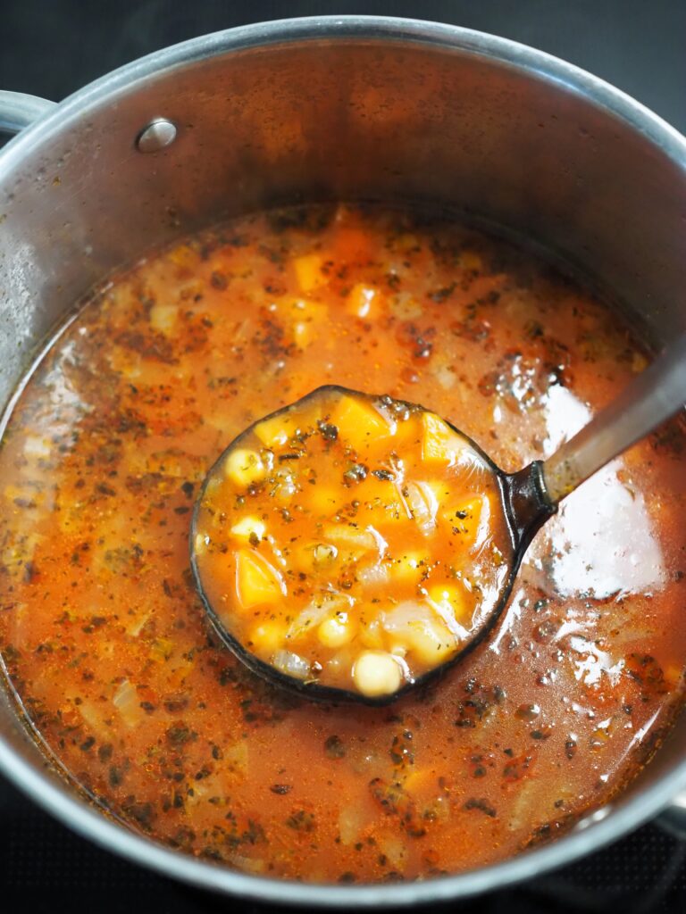 Zupa pomidorowa z ciecierzycą i pesto