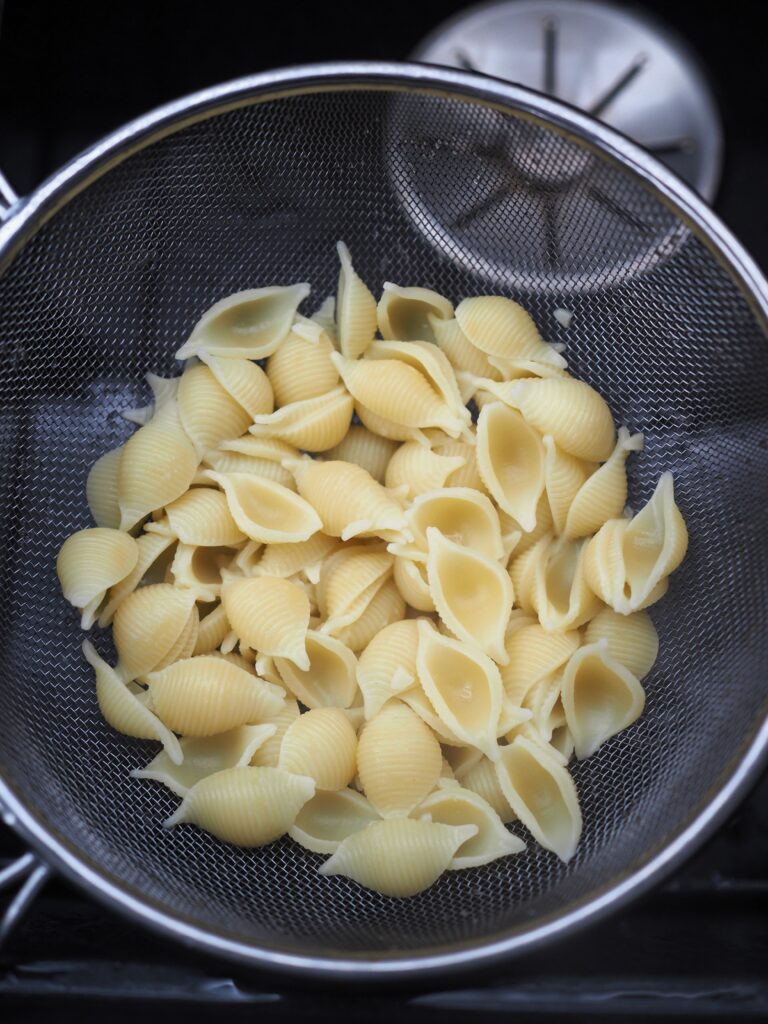 Zupa pomidorowa z ciecierzycą i pesto