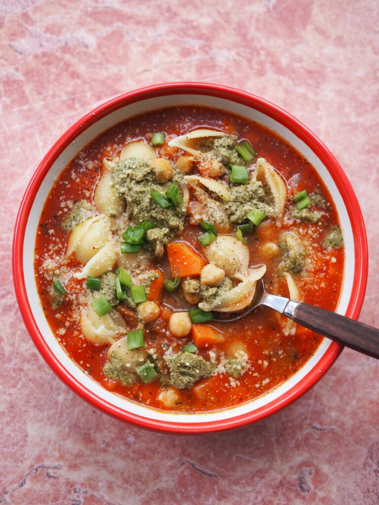 Zupa pomidorowa z ciecierzycą i pesto