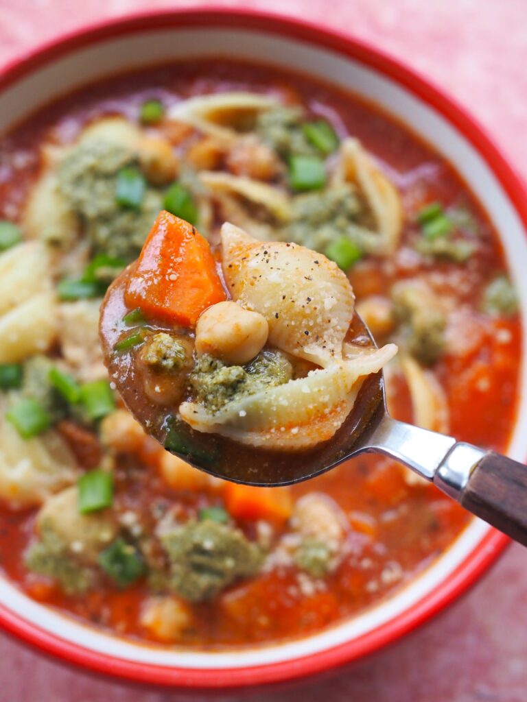 Zupa pomidorowa z ciecierzycą i pesto