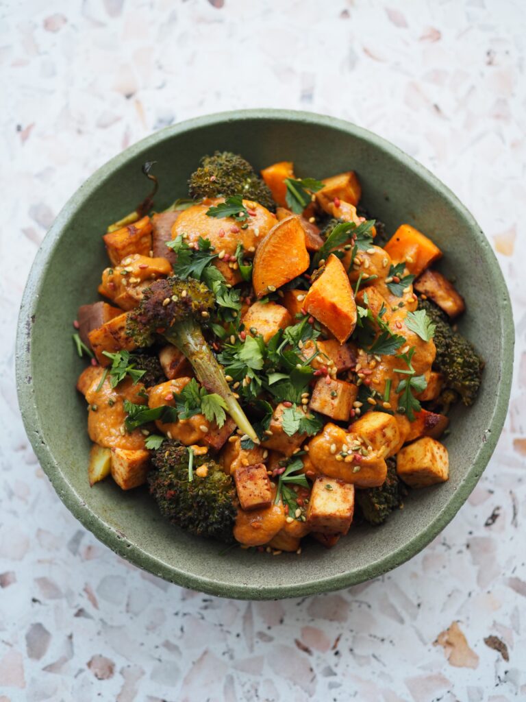 Brokuł, batat ł i tofu w sosie z suszonych pomidorów