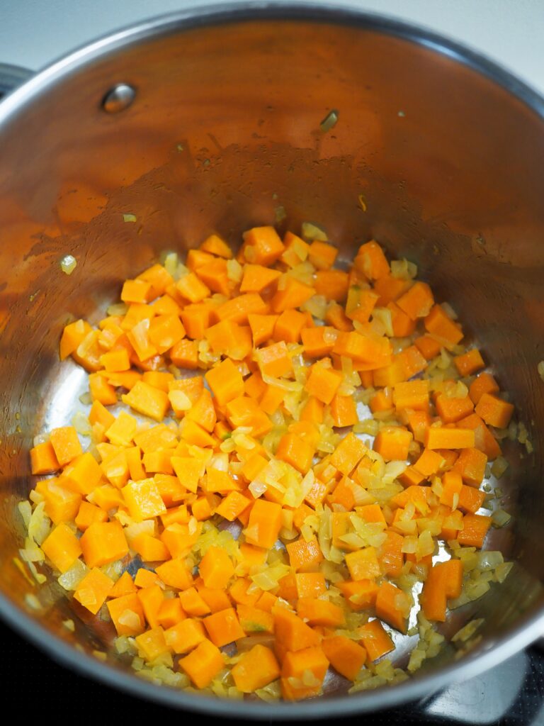 Delikatna zupa buraczkowa