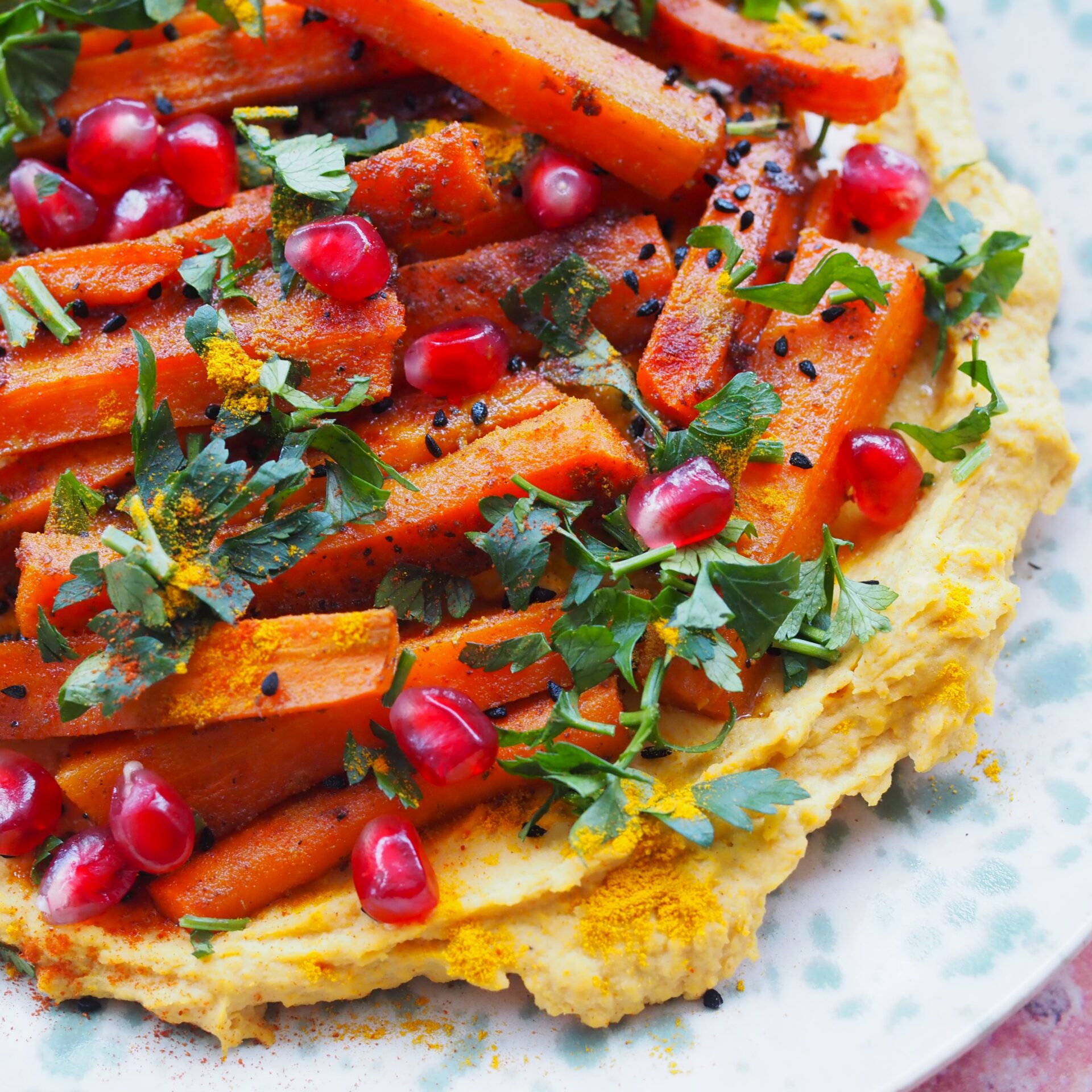 Złocisty hummus z pieczonymi marchewkami