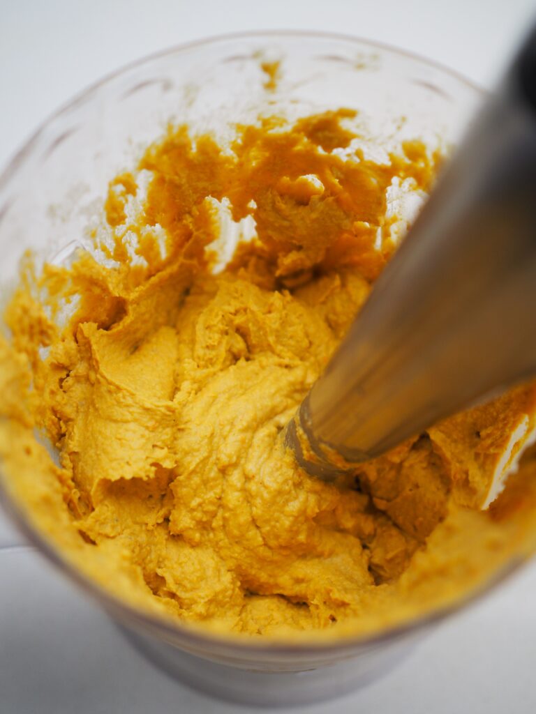 Złocisty hummus z pieczonymi marchewkami