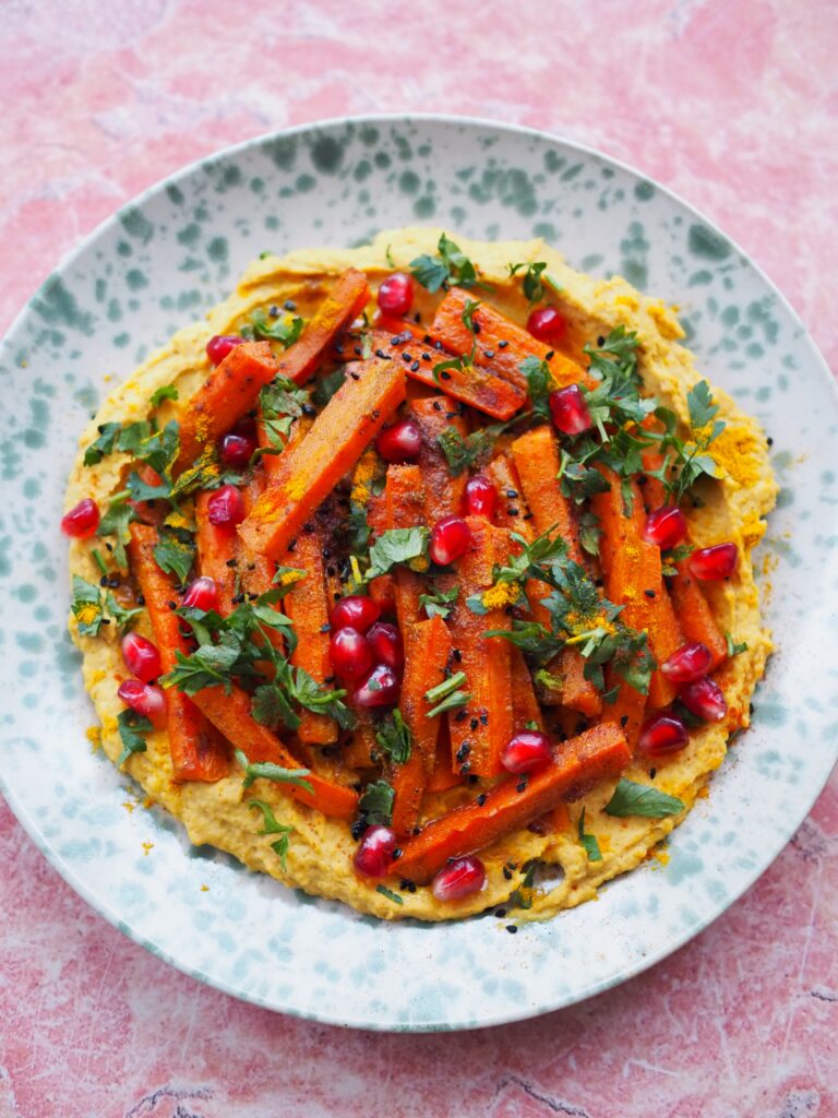 Złocisty hummus z pieczonymi marchewkami