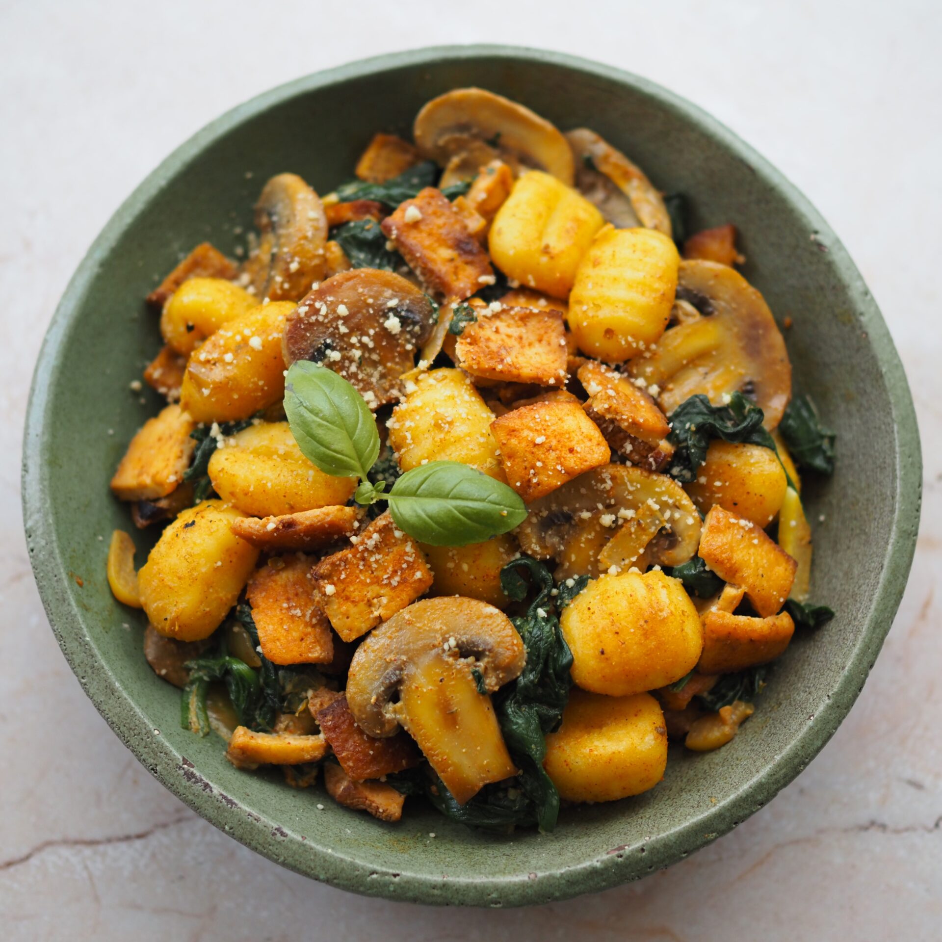 Gnocchi z pieczarkami, szpinakiem i tofu-skwarkami