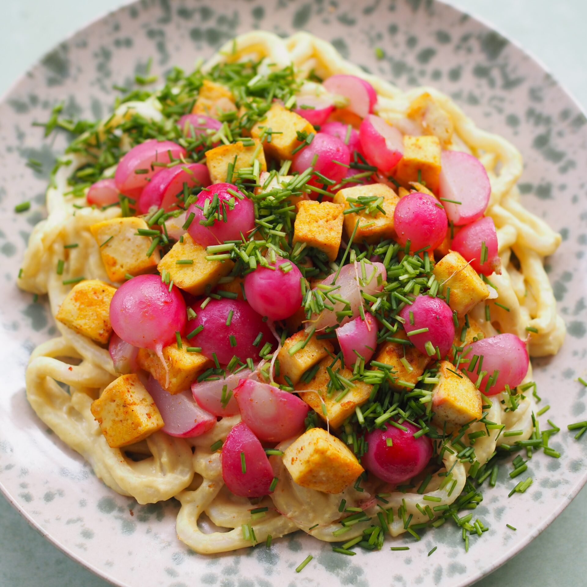 Makaron w sosie sezamowym ze smażonymi rzodkiewkami