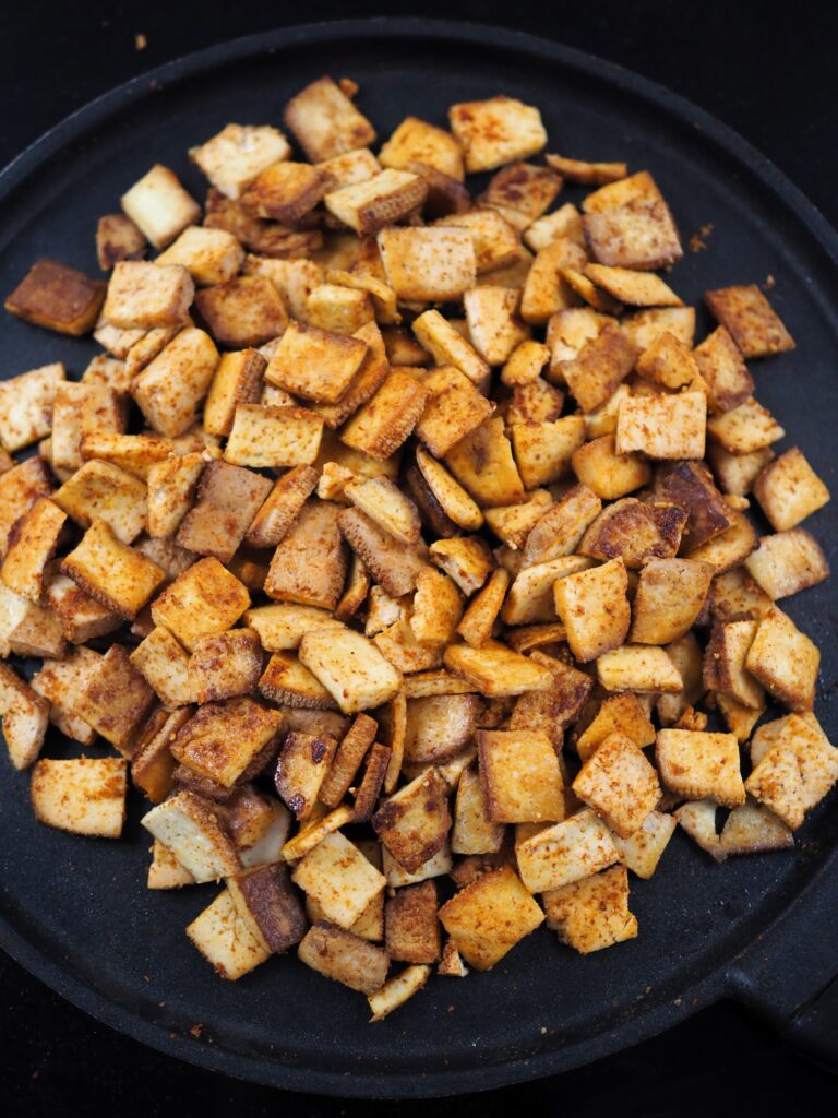 Gnocchi z pieczarkami, szpinakiem i tofu-skwarkami