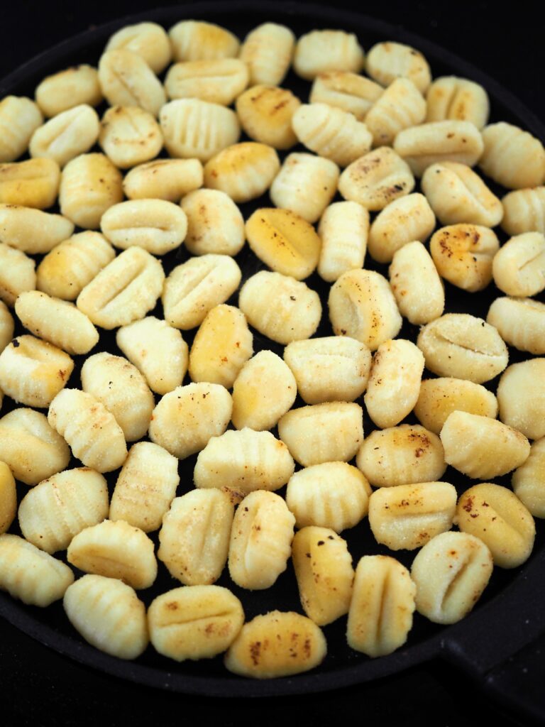 Gnocchi z pieczarkami, szpinakiem i tofu-skwarkami