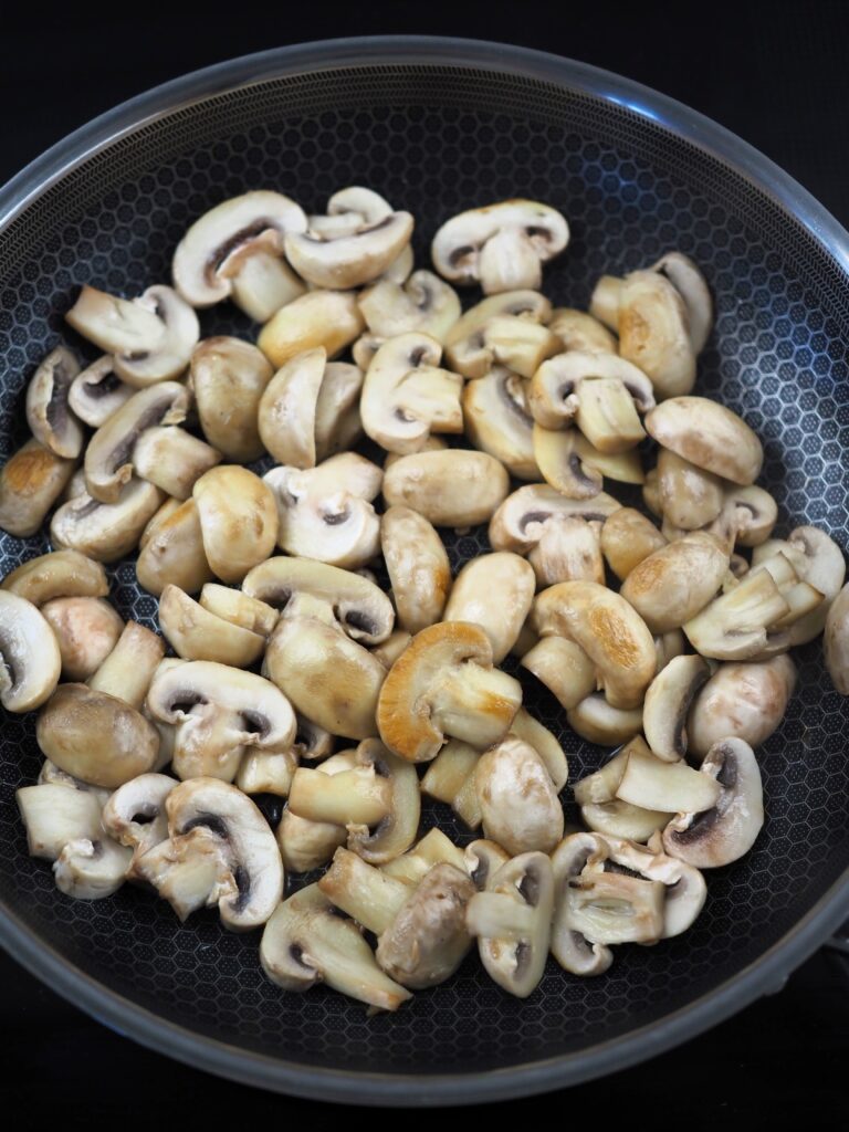 Gnocchi z pieczarkami, szpinakiem i tofu-skwarkami