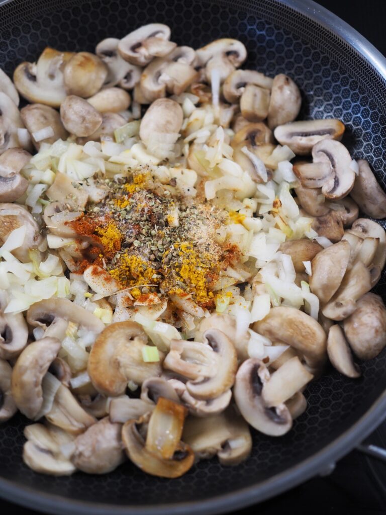 Gnocchi z pieczarkami, szpinakiem i tofu-skwarkami