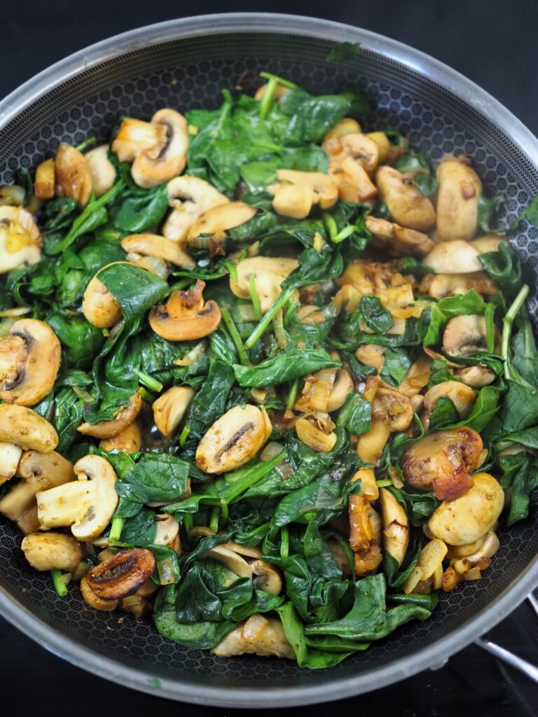 Gnocchi z pieczarkami, szpinakiem i tofu-skwarkami