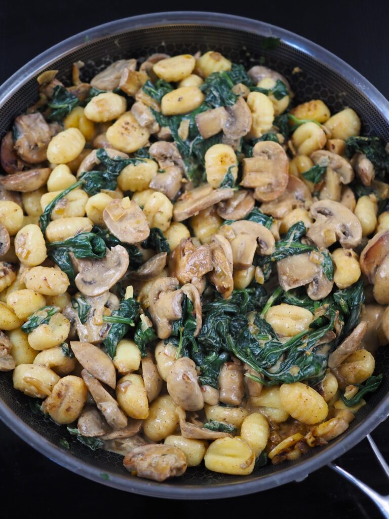 Gnocchi z pieczarkami, szpinakiem i tofu-skwarkami