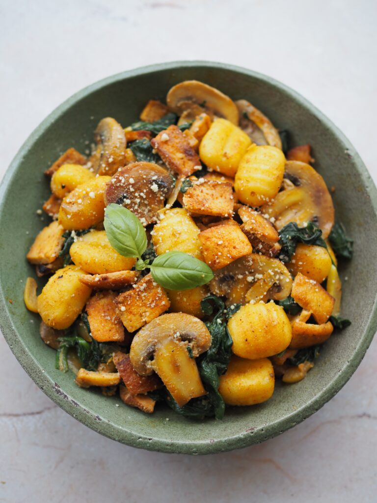 Gnocchi z pieczarkami, szpinakiem i tofu-skwarkami
