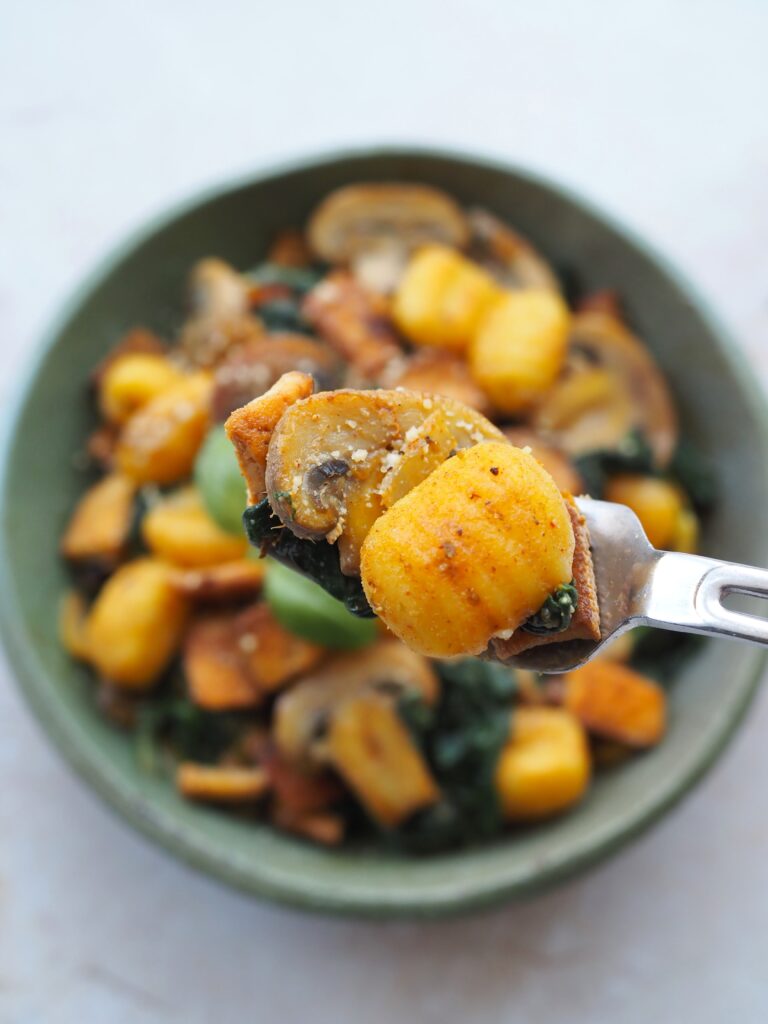 Gnocchi z pieczarkami, szpinakiem i tofu-skwarkami