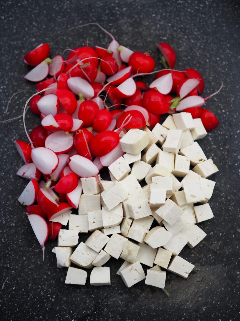 Makaron w sosie sezamowym ze smażonymi rzodkiewkami