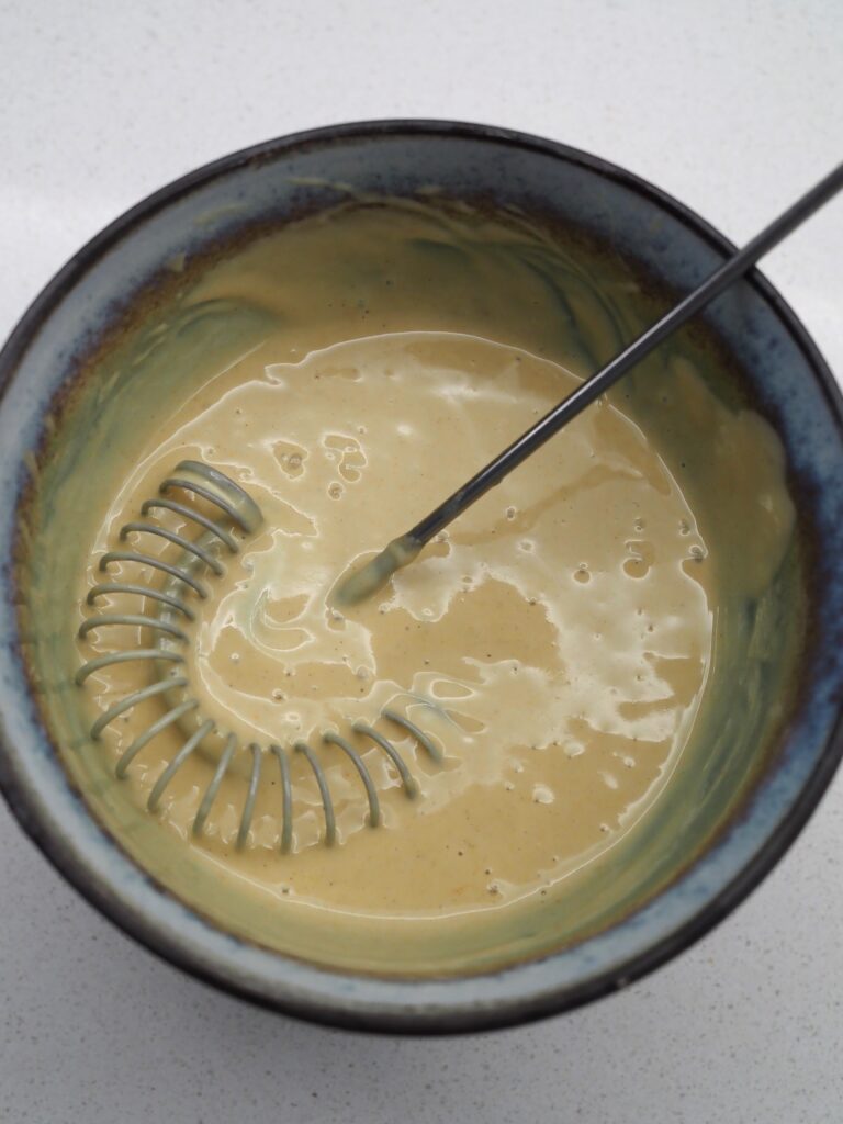 Makaron w sosie sezamowym ze smażonymi rzodkiewkami