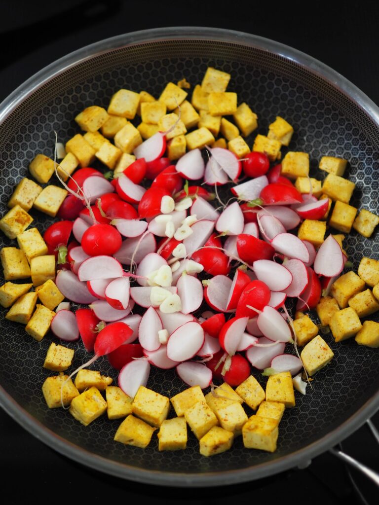 Makaron w sosie sezamowym ze smażonymi rzodkiewkami