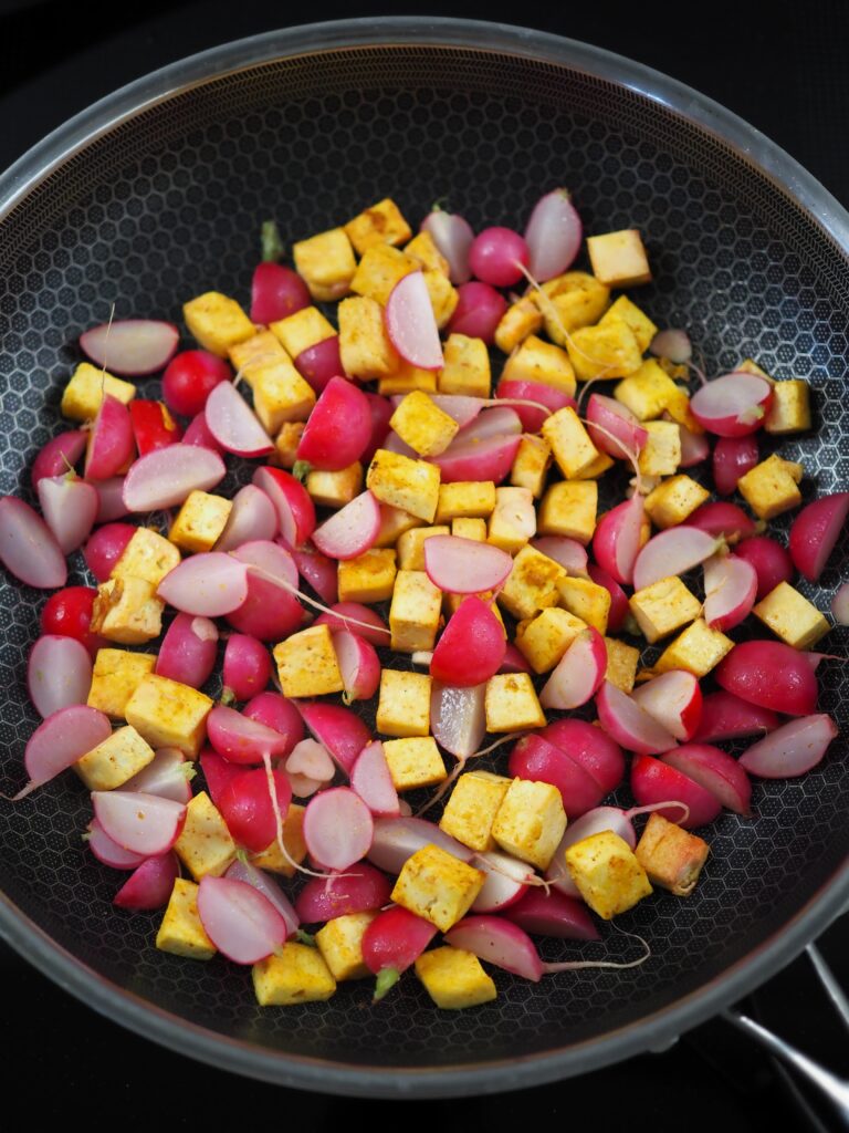 Makaron w sosie sezamowym ze smażonymi rzodkiewkami