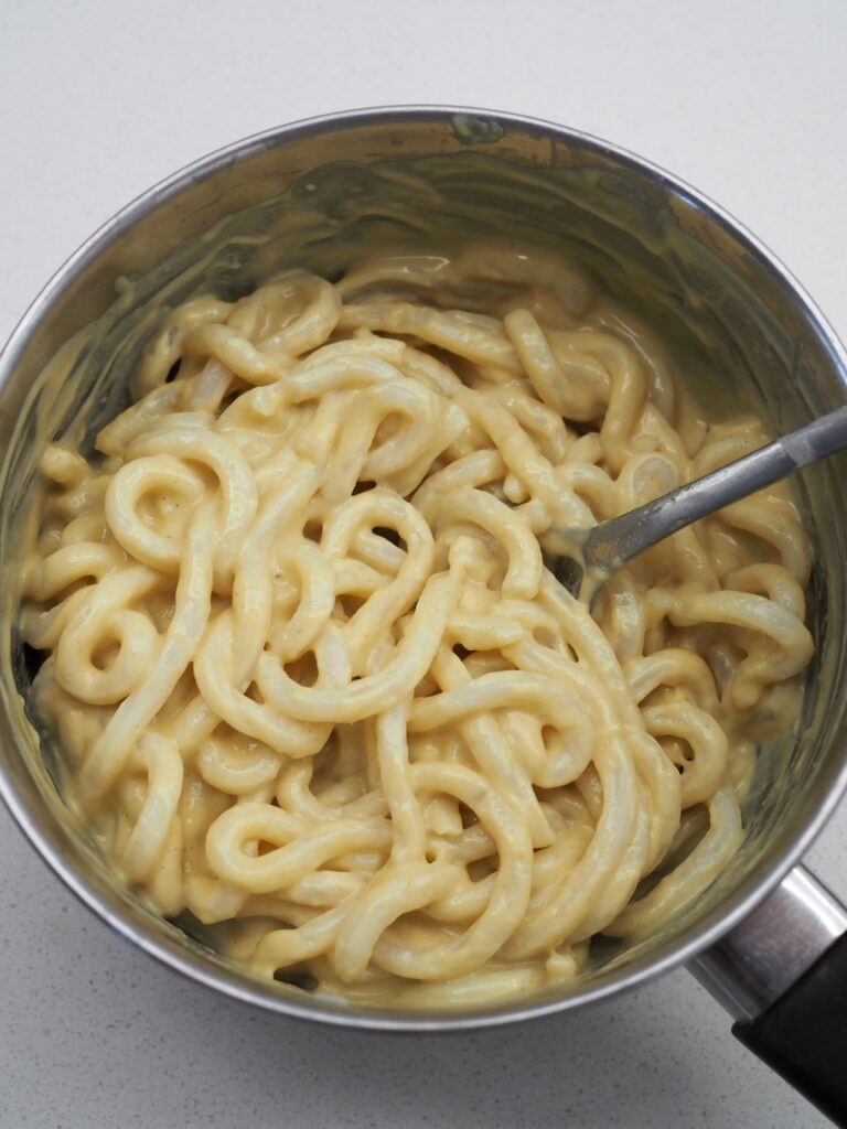 Makaron w sosie sezamowym ze smażonymi rzodkiewkami