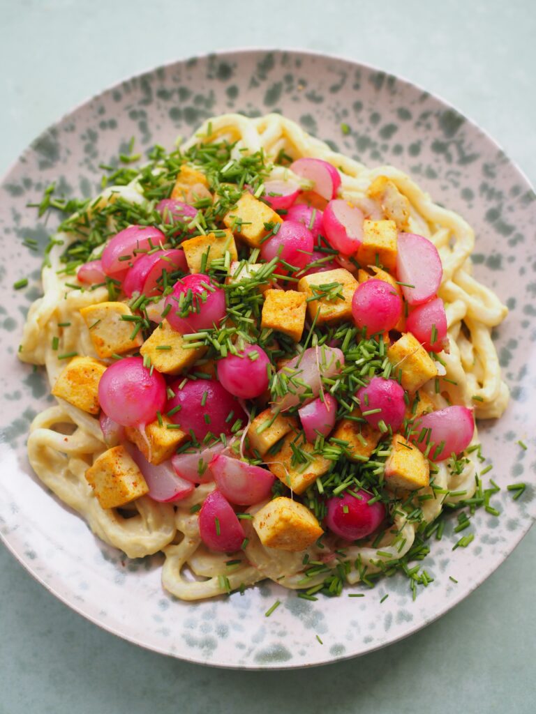 Makaron w sosie sezamowym ze smażonymi rzodkiewkami