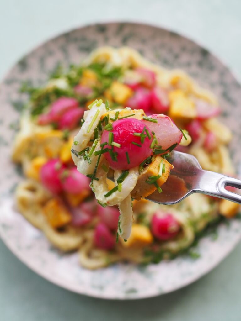 Makaron w sosie sezamowym ze smażonymi rzodkiewkami