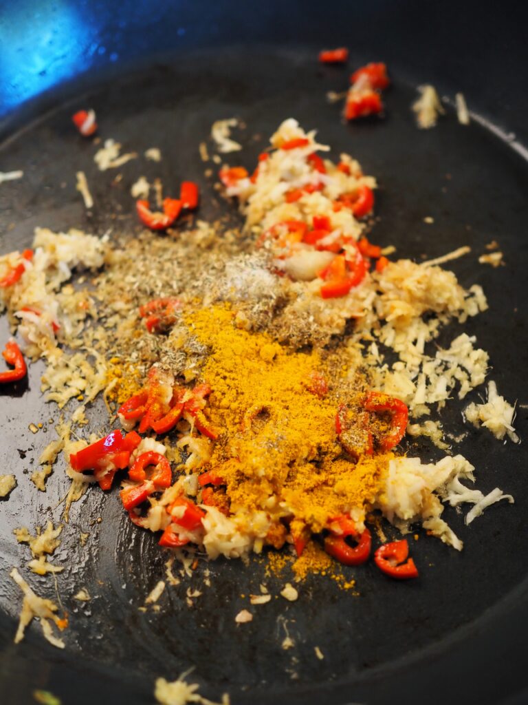 Młoda kapusta w sosie curry