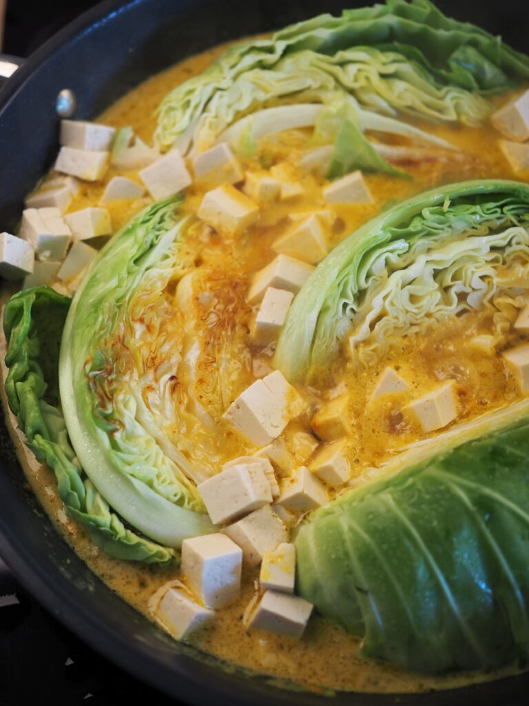Młoda kapusta w sosie curry