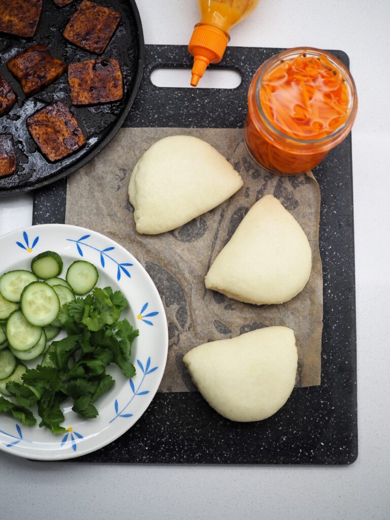 Bao z tofu i piklowaną marchewką