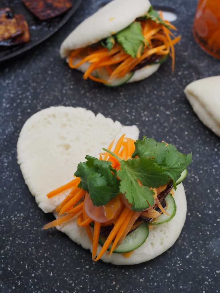 Bao z tofu i piklowaną marchewką