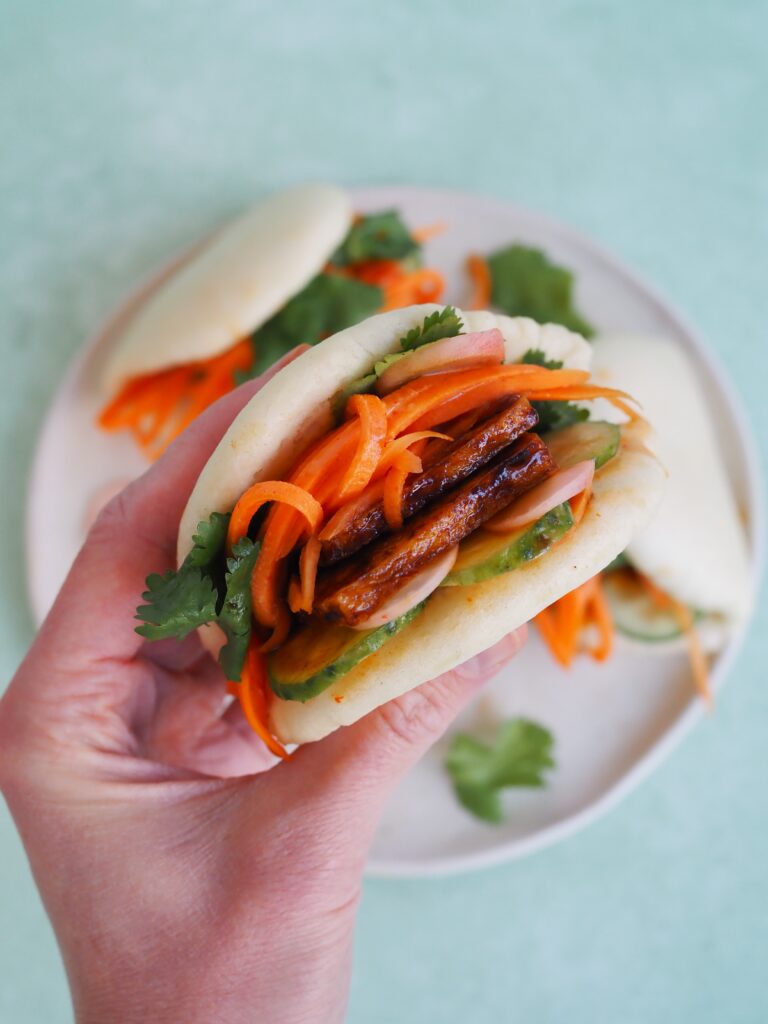 Bao z tofu i piklowaną marchewką
