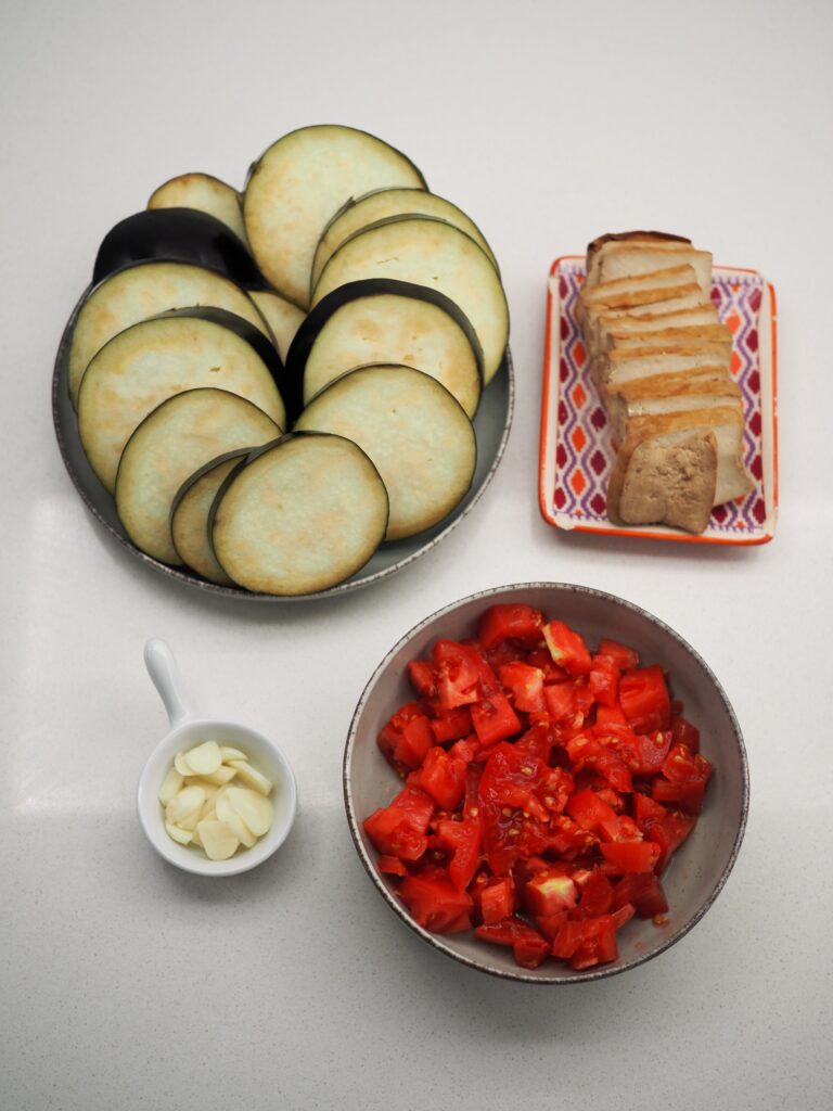 Bakłażan i tofu na pomidorowym bulgurze
