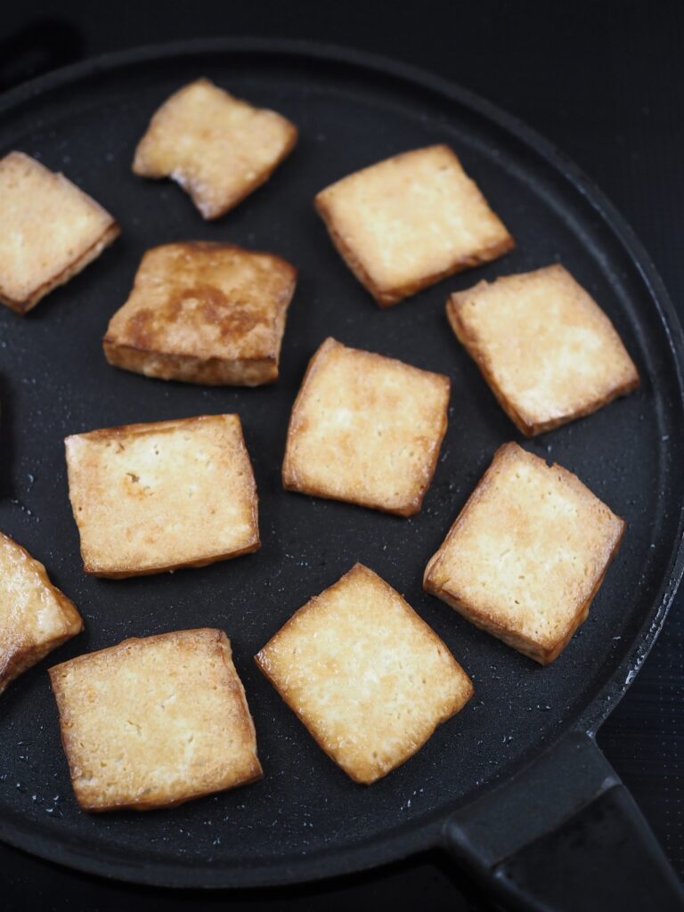 Bakłażan i tofu na pomidorowym bulgurze