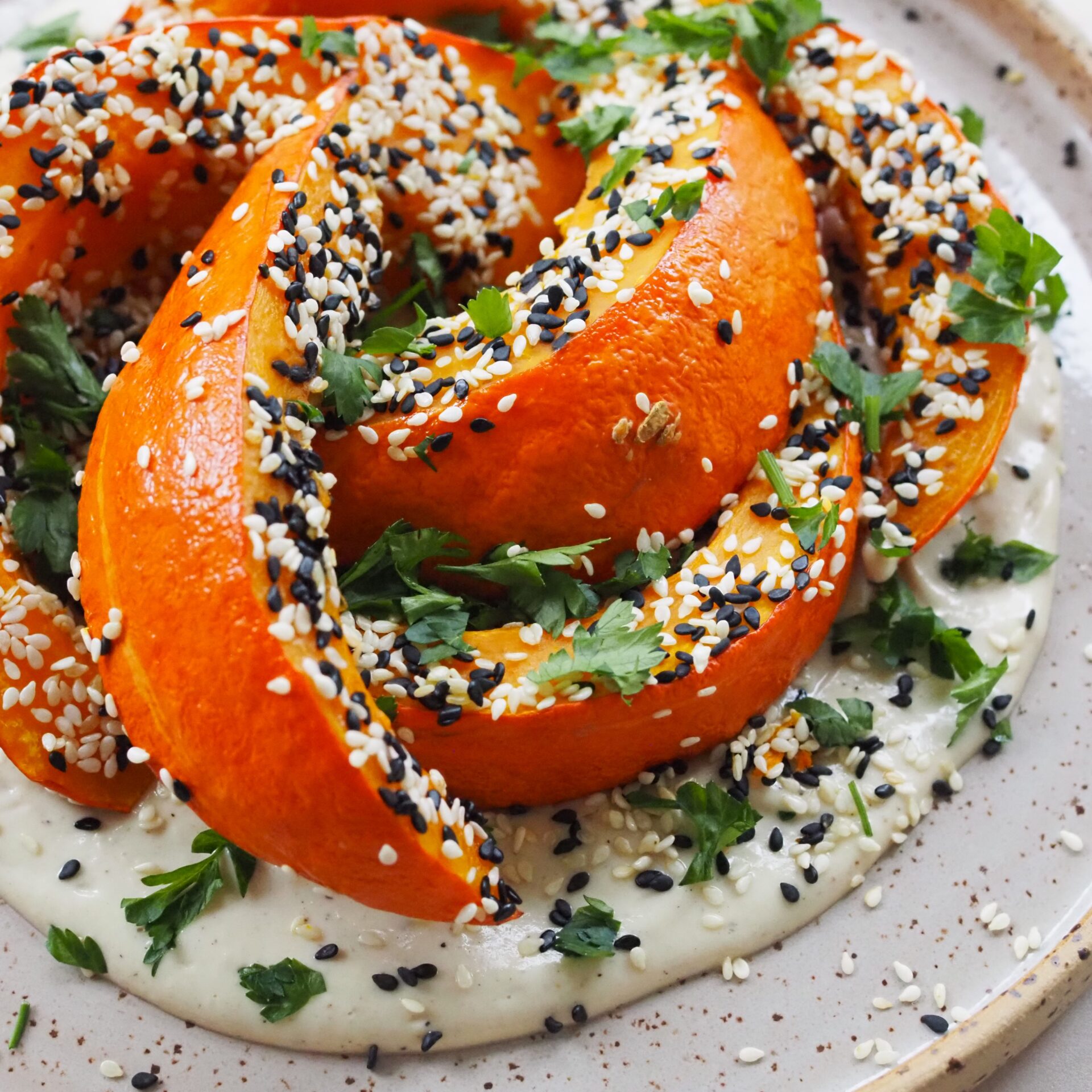 Sezamowa dynia z sosem tahini
